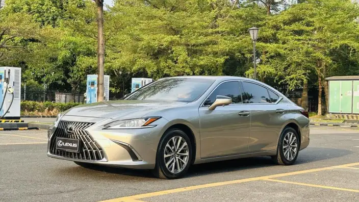 Lexus ES 2023 Model 260 Superior Edition – фото 1