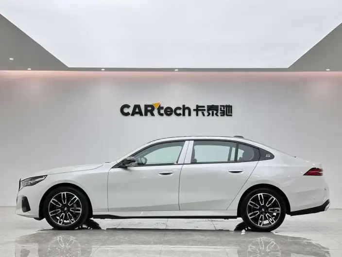 BMW 5 Series 2025 Model 530Li Leading Model M Sports Set – фото 4