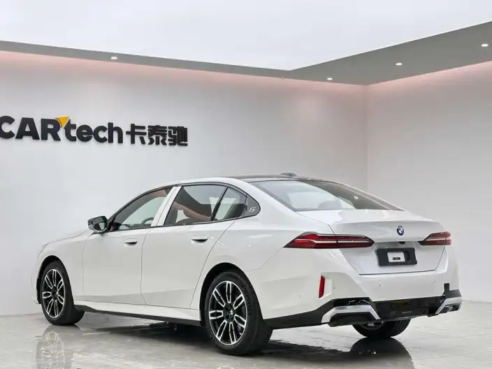 BMW 5 Series 2025 Model 530Li Leading Model M Sports Set – фото 5