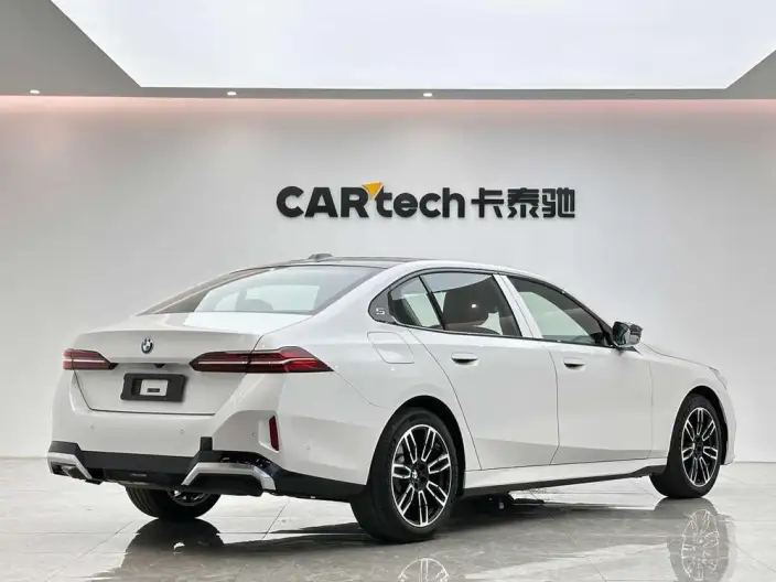 BMW 5 Series 2025 Model 530Li Leading Model M Sports Set – фото 7