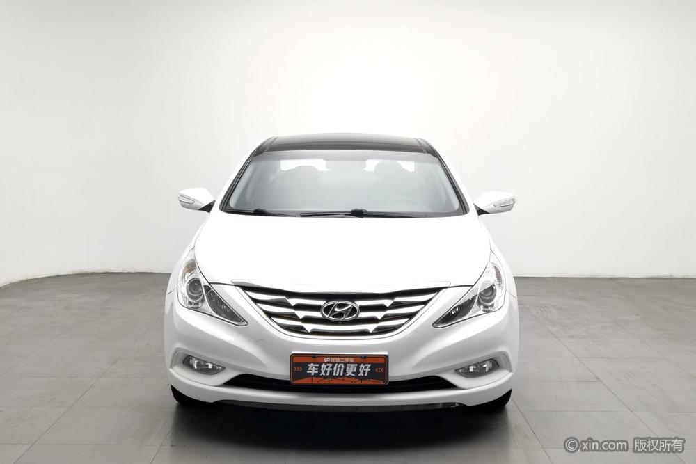 Hyundai Sonata 8th Gen 2011 2.0L автоматическое Deluxe Edition – фото 2