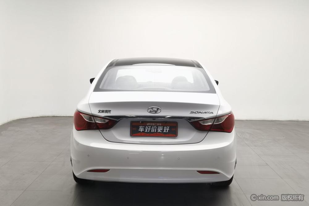 Hyundai Sonata 8th Gen 2011 2.0L автоматическое Deluxe Edition – фото 3
