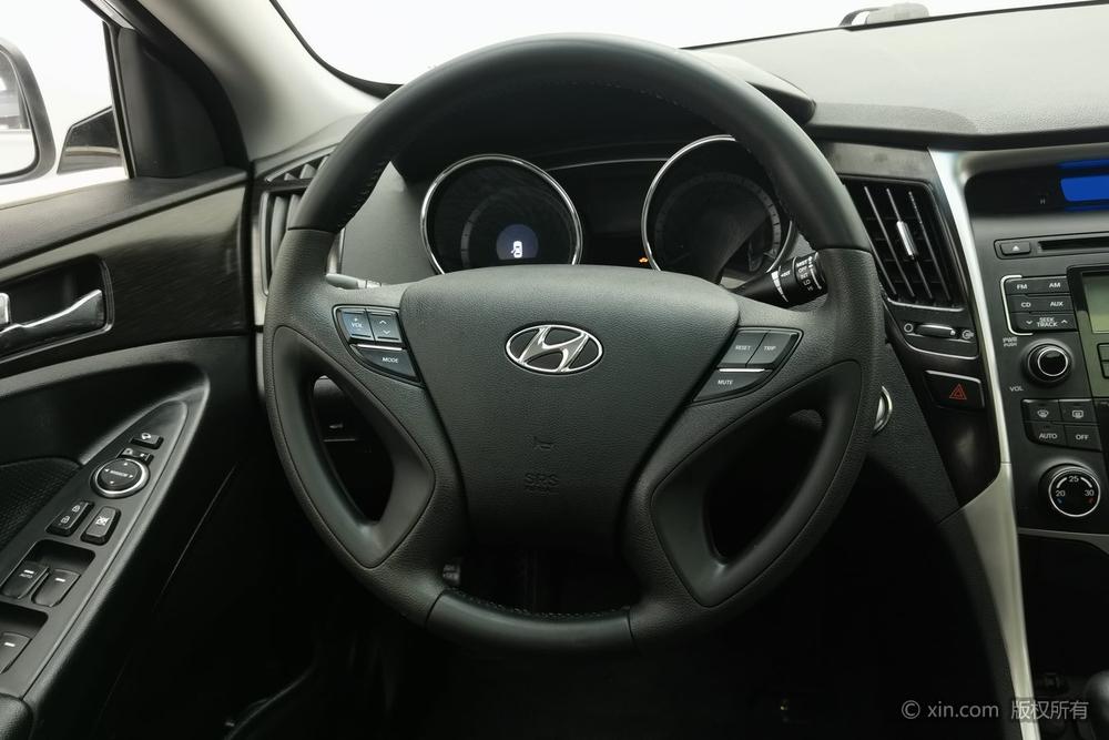 Hyundai Sonata 8th Gen 2011 2.0L автоматическое Deluxe Edition – фото 13