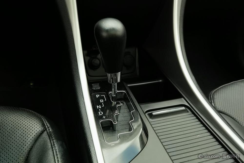 Hyundai Sonata 8th Gen 2011 2.0L автоматическое Deluxe Edition – фото 14