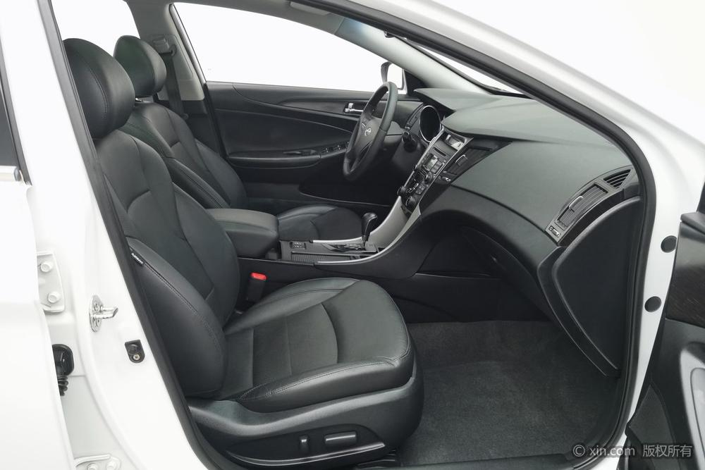Hyundai Sonata 8th Gen 2011 2.0L автоматическое Deluxe Edition – фото 19