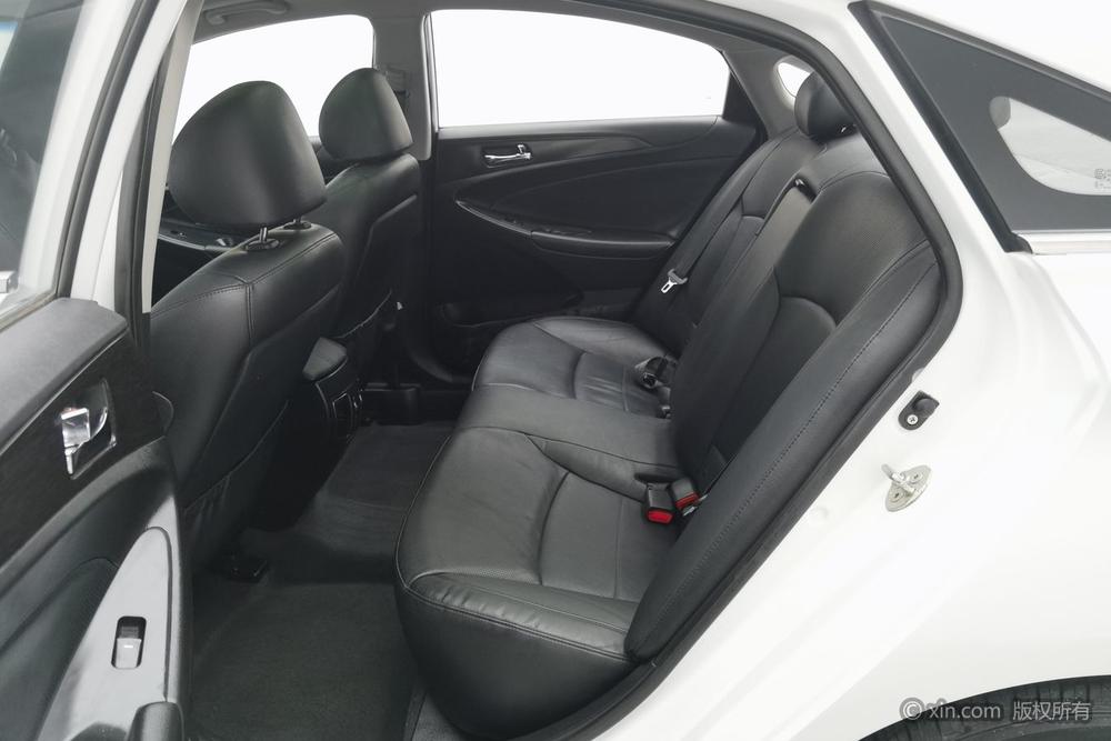 Hyundai Sonata 8th Gen 2011 2.0L автоматическое Deluxe Edition – фото 20