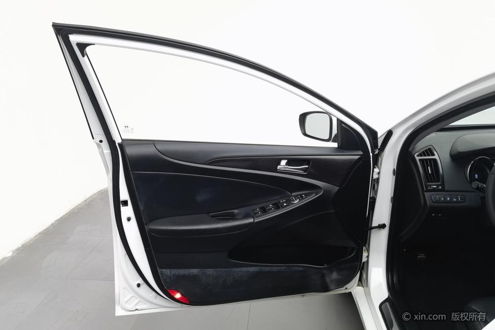 Hyundai Sonata 8th Gen 2011 2.0L автоматическое Deluxe Edition – фото 22