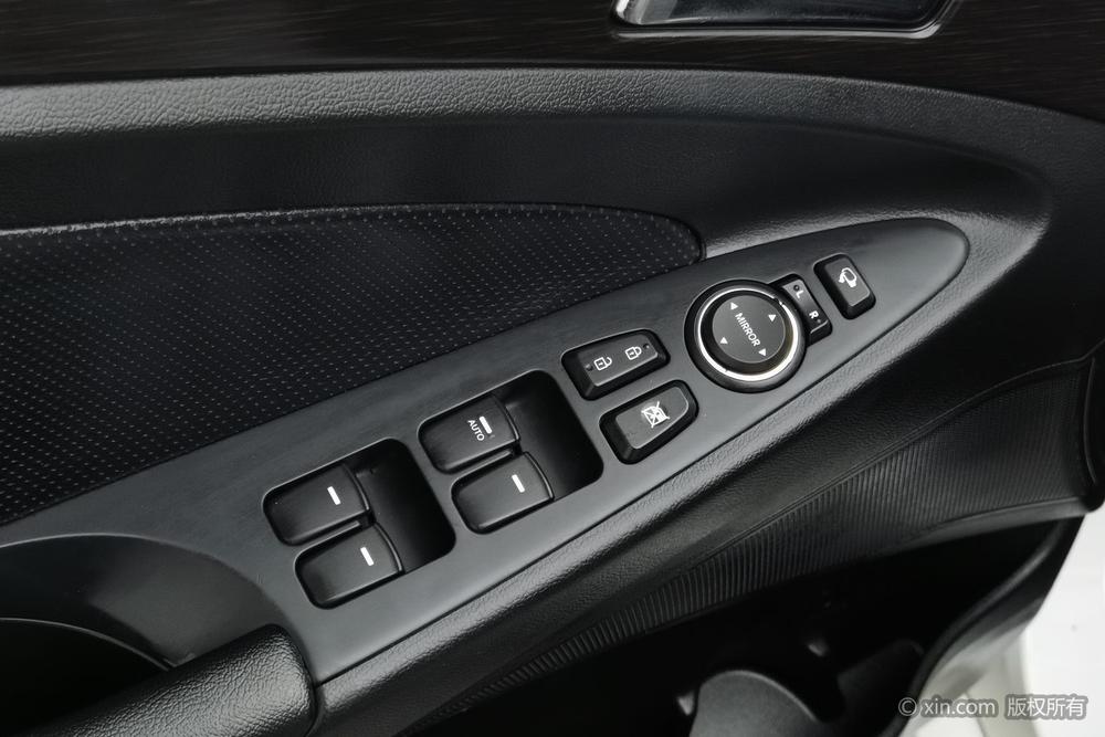 Hyundai Sonata 8th Gen 2011 2.0L автоматическое Deluxe Edition – фото 23