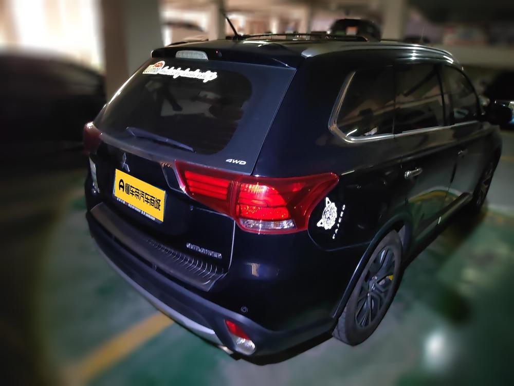 Mitsubishi Outlander 2016 2.4L 4WD Premium Edition 7 seat – фото 2