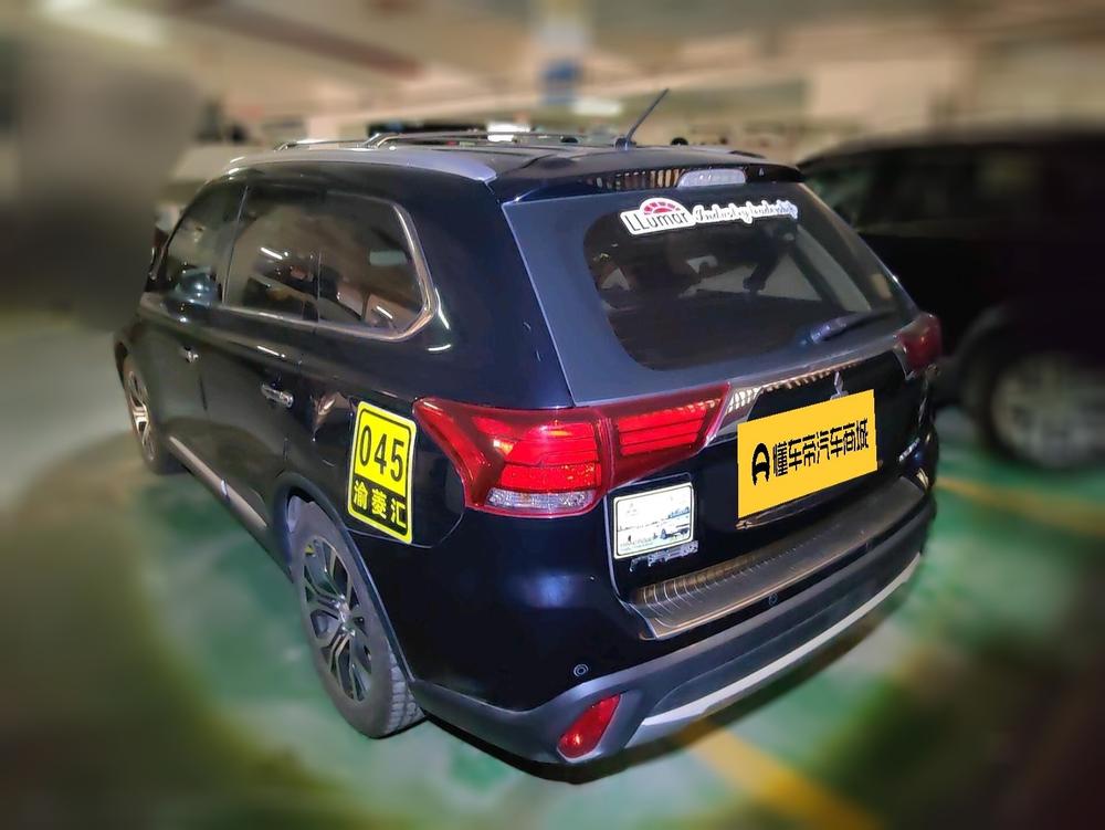 Mitsubishi Outlander 2016 2.4L 4WD Premium Edition 7 seat – фото 4