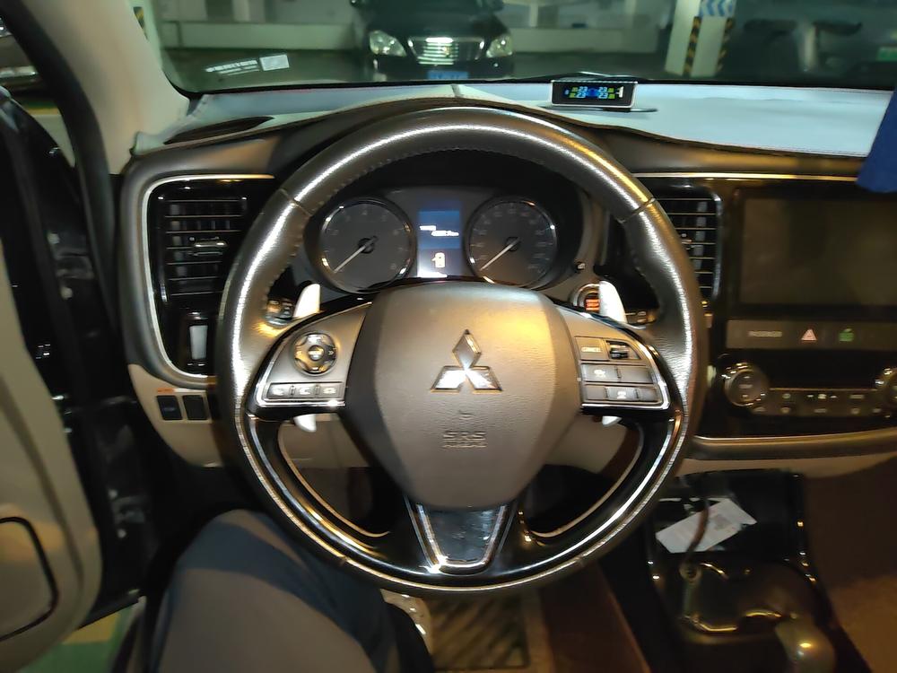 Mitsubishi Outlander 2016 2.4L 4WD Premium Edition 7 seat – фото 6