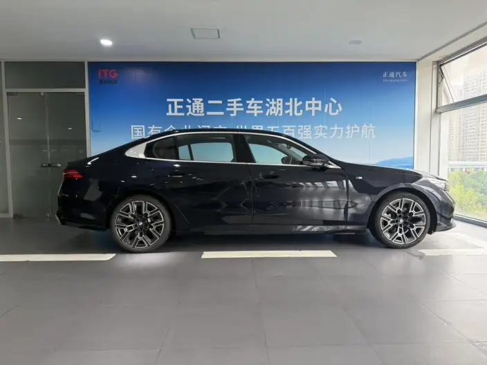 BMW 5 Series 2025 Model 530Li Exclusive Model M Sports Set – фото 6
