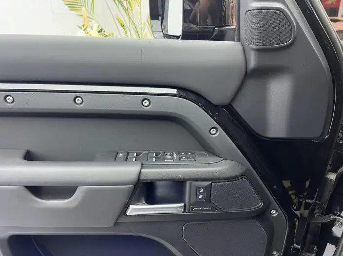 Land Rover Defender 2025 Model 110 3.0T P400 HSE X-Dynamic – фото 7