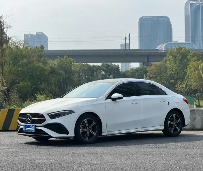 Mercedes-Benz A-class 2025 Model A 200 L Fashion Edition – фото 1