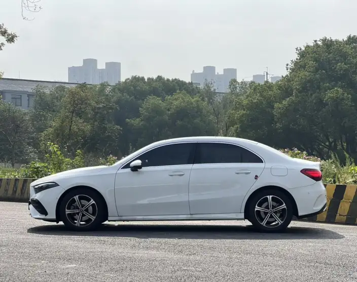 Mercedes-Benz A-class 2025 Model A 200 L Fashion Edition – фото 4