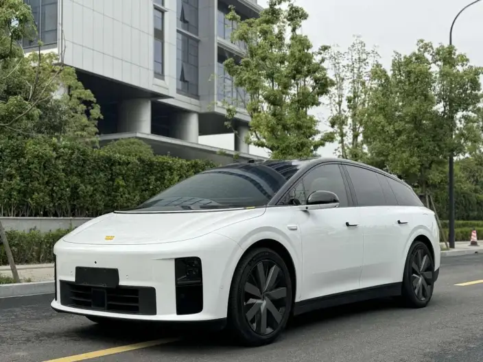Li Auto i6 2025 Model 4WD Standard Edition – фото 1
