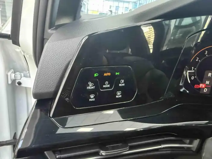 Volkswagen Golf 2023 Model 280TSI DSG R-Line Lite – фото 10