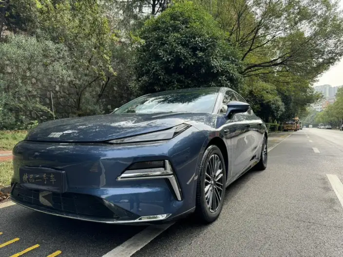 Geely Galaxy E8 PHEV 2025 Model 130km EM-i Exclusive Edition – фото 1