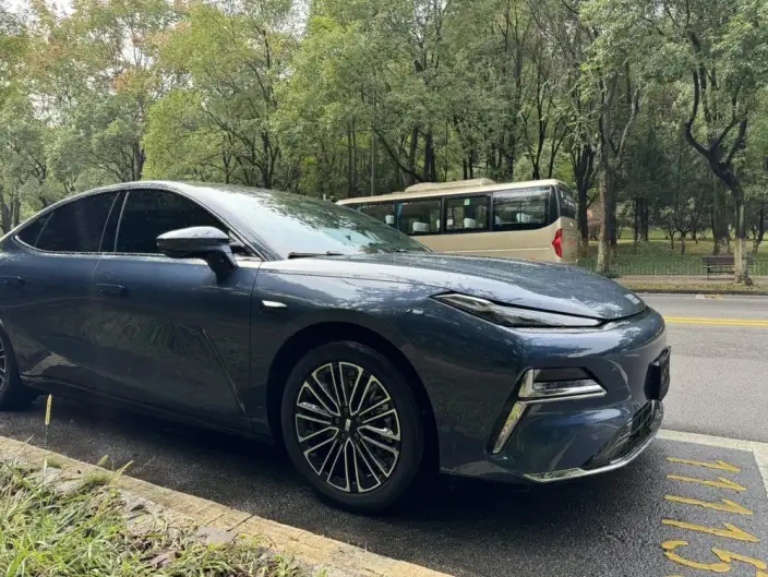 Geely Galaxy E8 PHEV 2025 Model 130km EM-i Exclusive Edition – фото 3