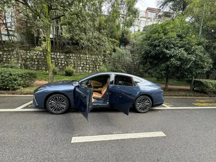 Geely Galaxy E8 PHEV 2025 Model 130km EM-i Exclusive Edition – фото 4
