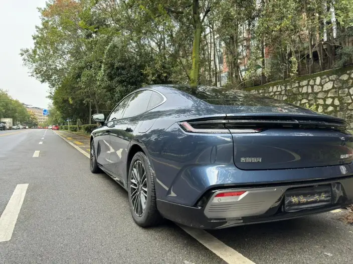 Geely Galaxy E8 PHEV 2025 Model 130km EM-i Exclusive Edition – фото 5