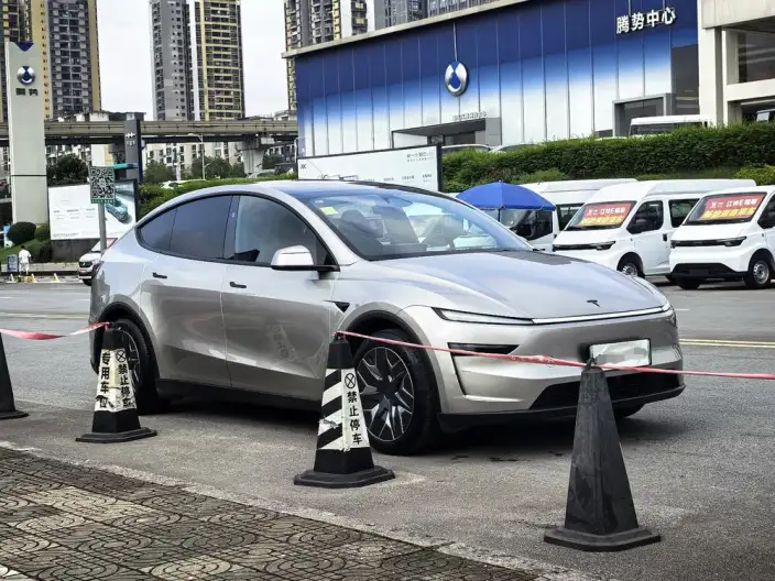 Model Y L 2026 Model Standard Edition – фото 3