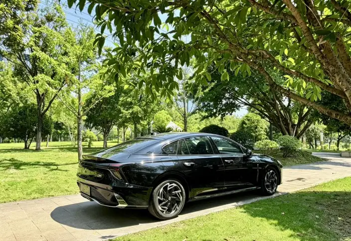 HONGQI H6 2023 Model 2.0T Zhishang Edition – фото 6