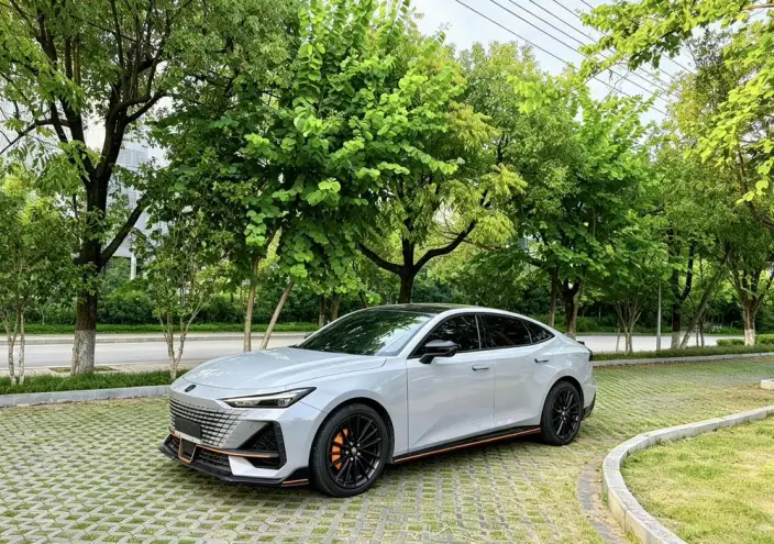 Changan UNI-V 2022 Model 1.5T Sports Edition – фото 1
