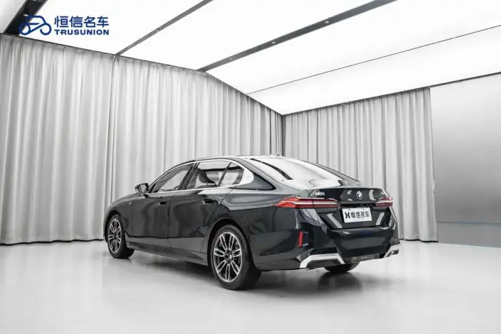BMW 5 Series 2025 Model 530Li Leading Model M Sports Set – фото 4