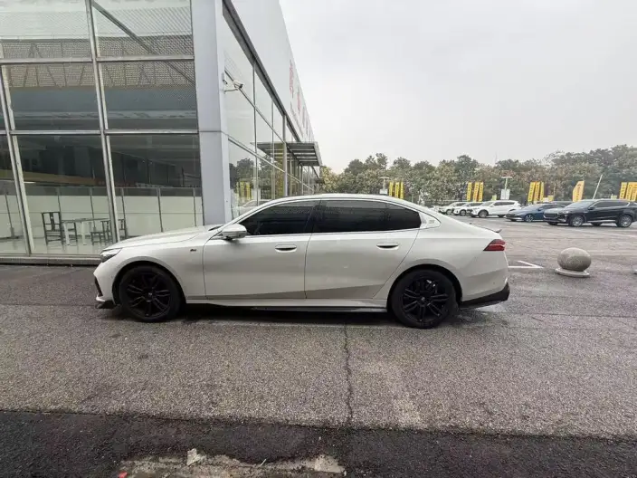 BMW 5 Series 2024 Model 525Li M Sports Set – фото 3