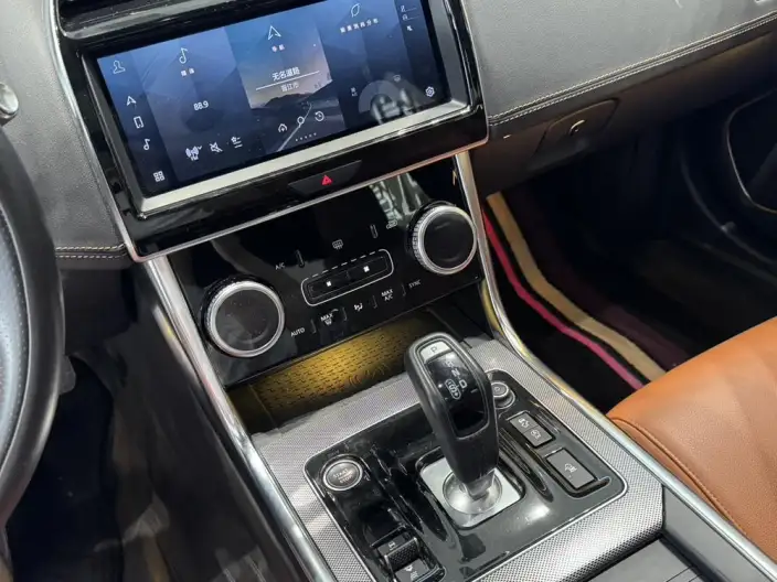 Jaguar XE L 2022 Model 2.0T 250PS R-DYNAMIC S Enterprising Sports Edition – фото 9