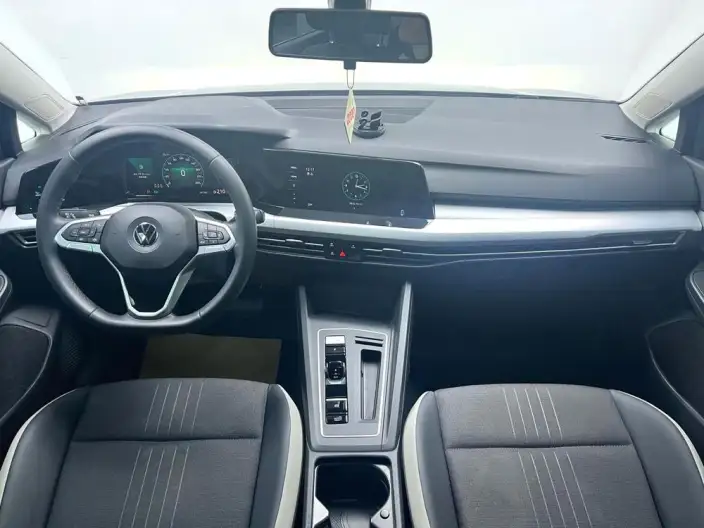 Volkswagen Golf 2023 Model 280TSI DSG Pro 20th Anniversary Memorial – фото 5
