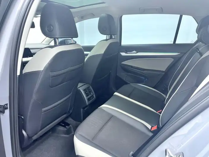 Volkswagen Golf 2023 Model 280TSI DSG Pro 20th Anniversary Memorial – фото 9