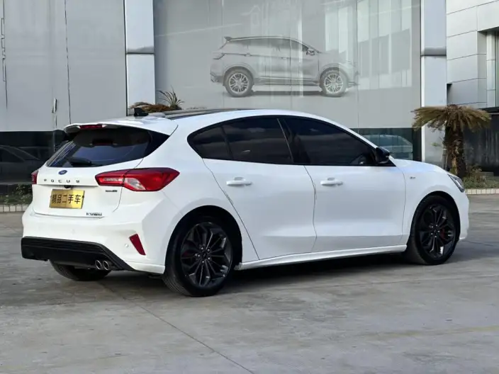 Ford Focus 2022 Model Hatchback EcoBoost 180 Automatic ST Line – фото 7