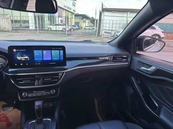 Ford Focus 2022 Model Hatchback EcoBoost 180 Automatic ST Line – фото 10