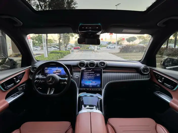 Mercedes-Benz GLC 2023 Model Facelift GLC 260 L 4MATIC Luxury Model 5 seat – фото 9