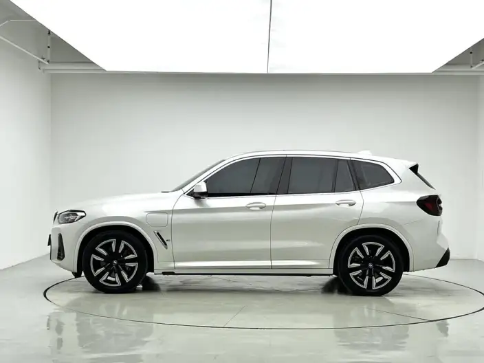 BMW iX3 2024 Model Leading Model – фото 4