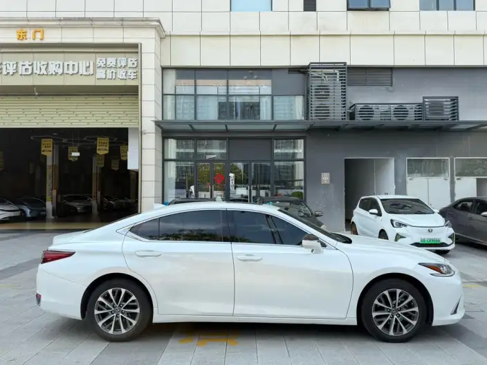 Lexus ES 2022 Model 200 Superior Edition – фото 7