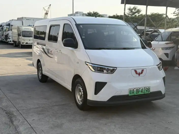 Wuling Yangguang 2024 Model 300km Comfort Model Passenger car Edition 75kW