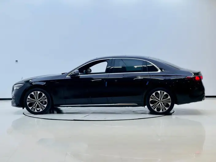Mercedes-Benz E-Class PHEV 2024 Model E 350 e L sedan – фото 3