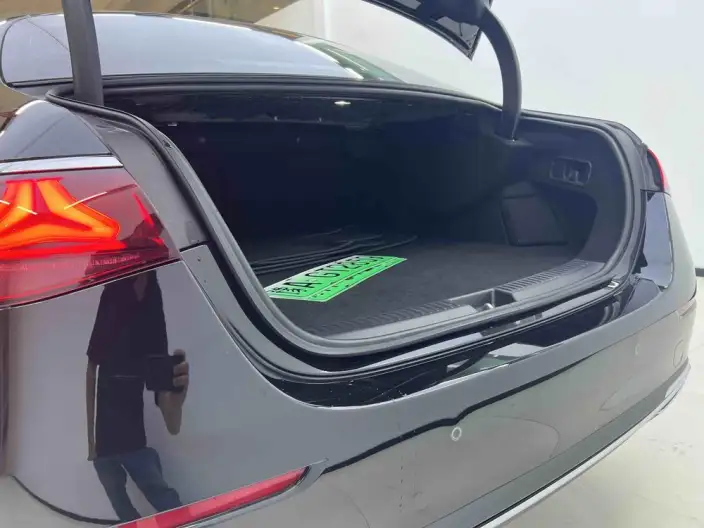 Mercedes-Benz E-Class PHEV 2024 Model E 350 e L sedan – фото 8