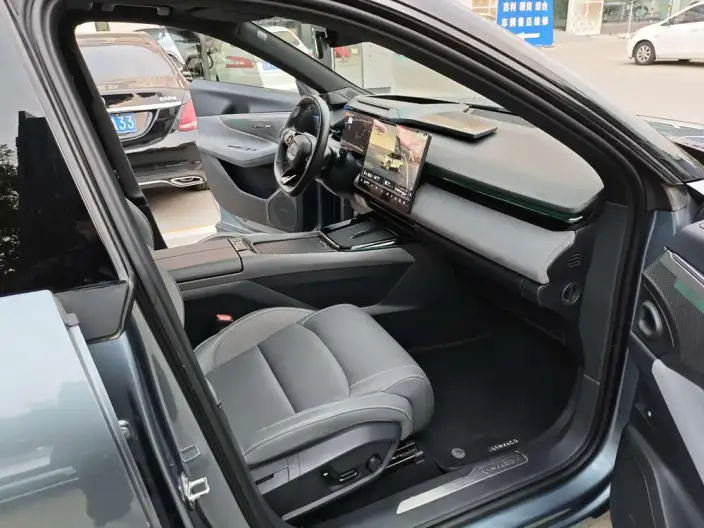Lynk & Co 08 EM-P 2023 Model 220 4WD Performance Halo – фото 6