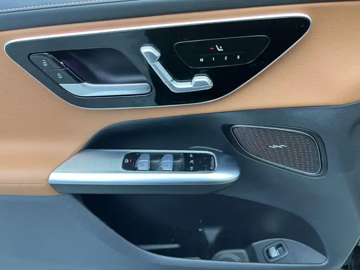 Mercedes-Benz GLC 2024 Model Facelift GLC 300 L 4MATIC Dynamic Model 5 seat – фото 7
