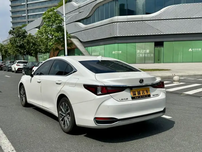 Lexus ES 2022 Model 200 Superior Edition