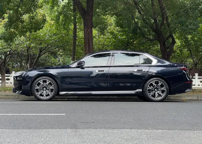 BMW 7 Series 2023 Model 735Li Luxury Set – фото 3