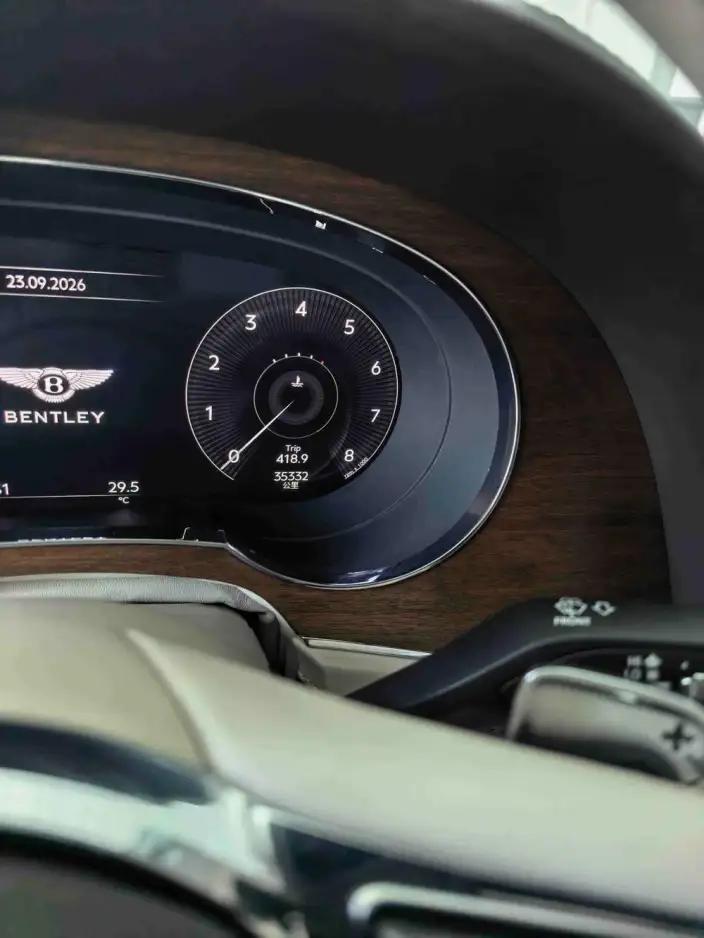 Bentayga 2023 Model 4.0T V8 Long wheelbase Yadu Edition – фото 4
