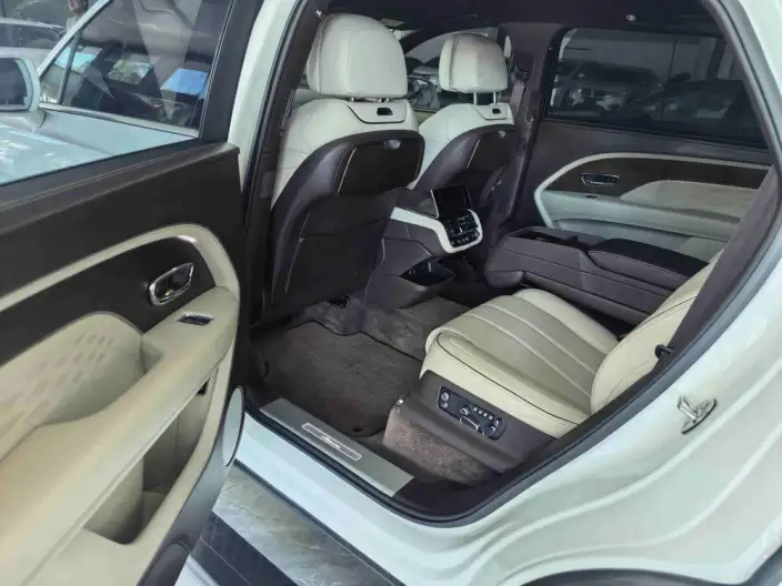 Bentayga 2023 Model 4.0T V8 Long wheelbase Yadu Edition – фото 7
