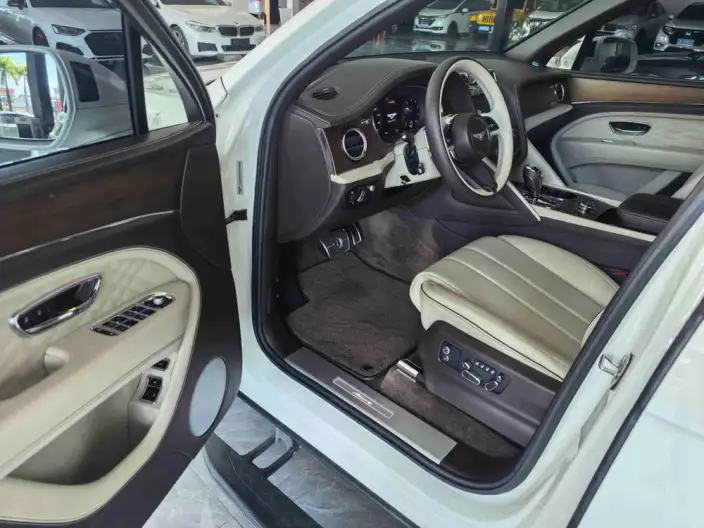 Bentayga 2023 Model 4.0T V8 Long wheelbase Yadu Edition – фото 9