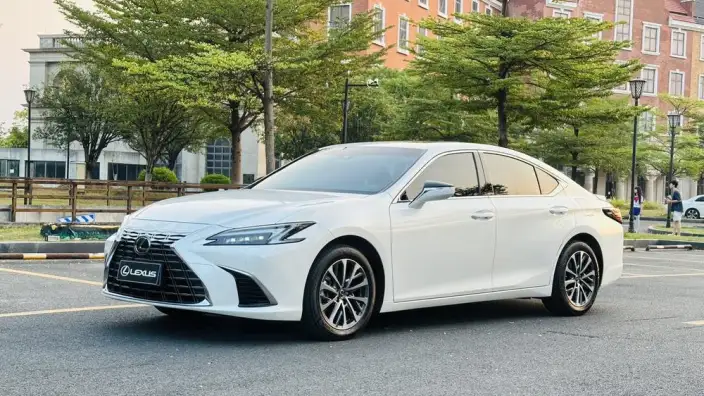 Lexus ES 2025 Model 300h Premium – фото 1