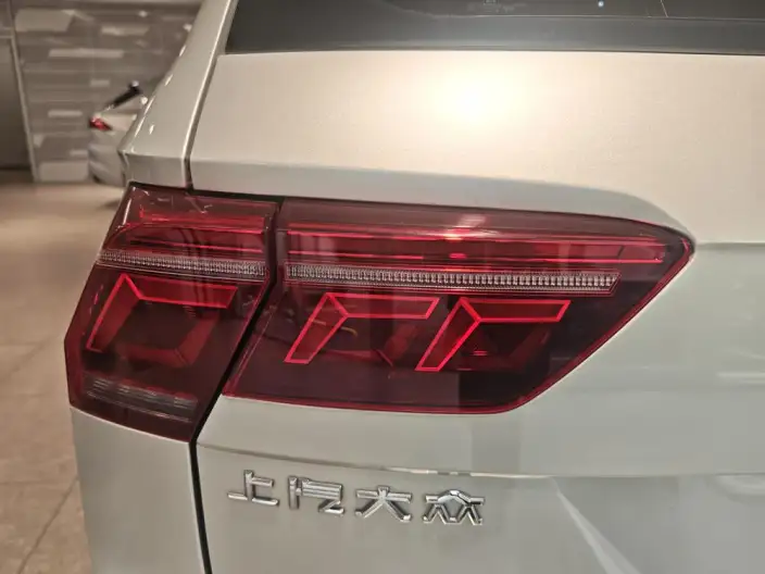 Volkswagen Tiguan L 2022 Model 330TSI Automatic 2WD R-Line Enjoy the version more – фото 10